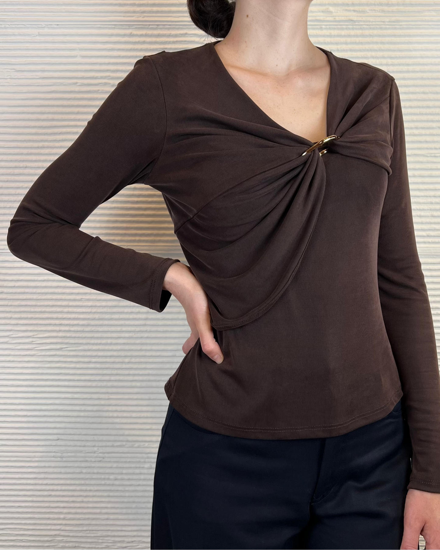 Maglia con fibbia dorata