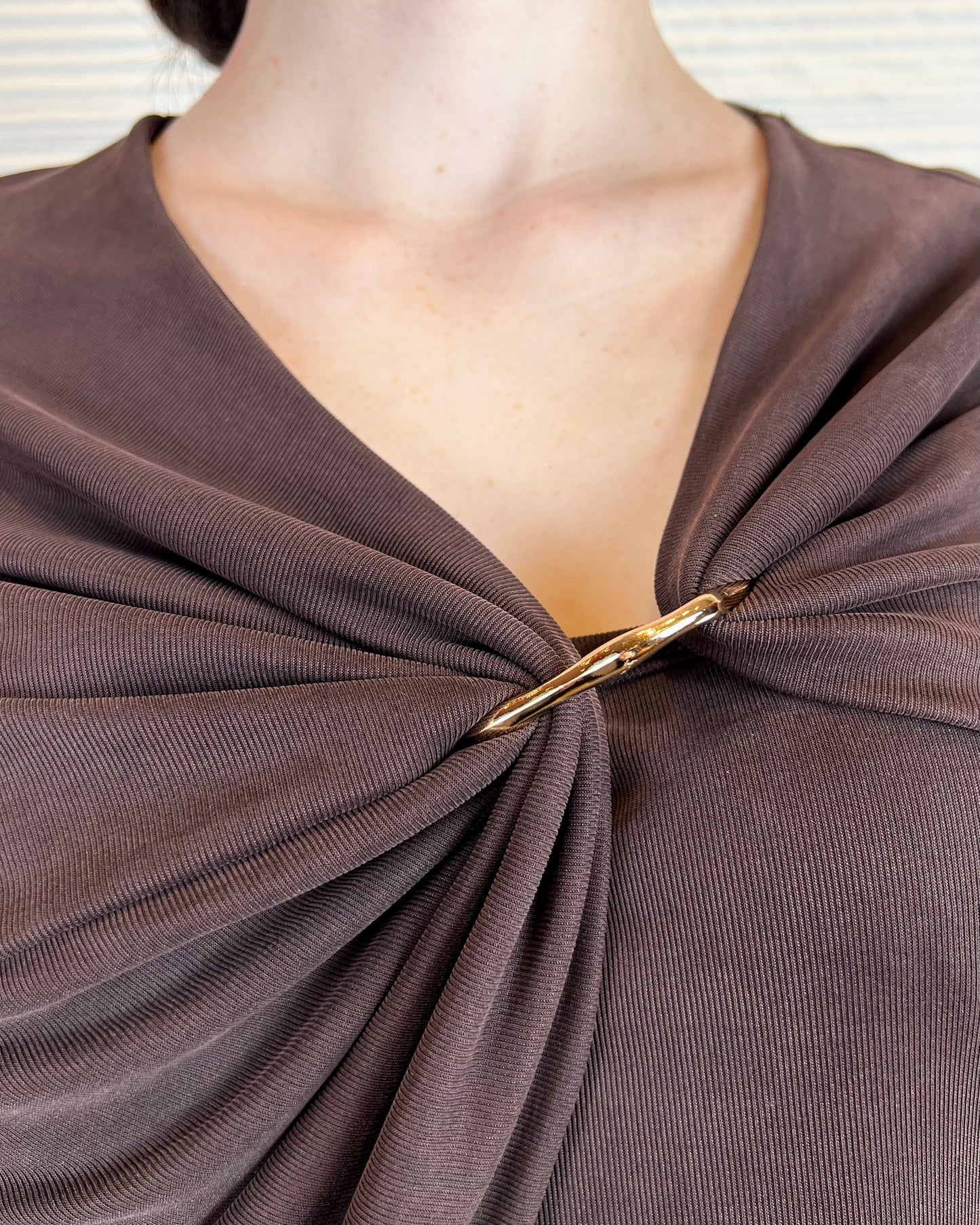 Maglia con fibbia dorata