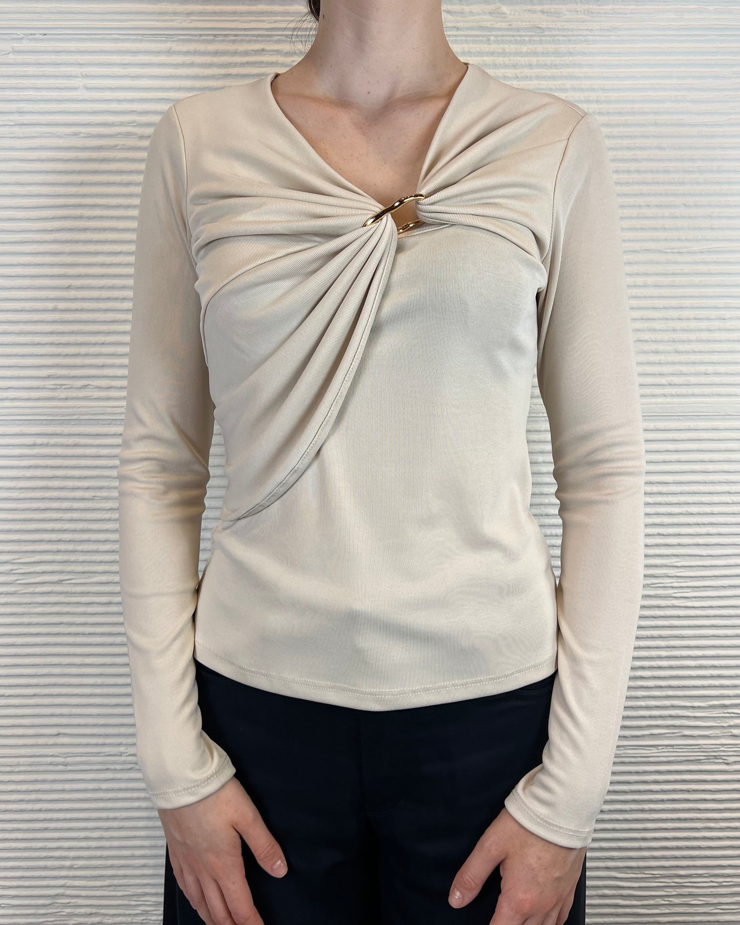 Maglia con fibbia dorata