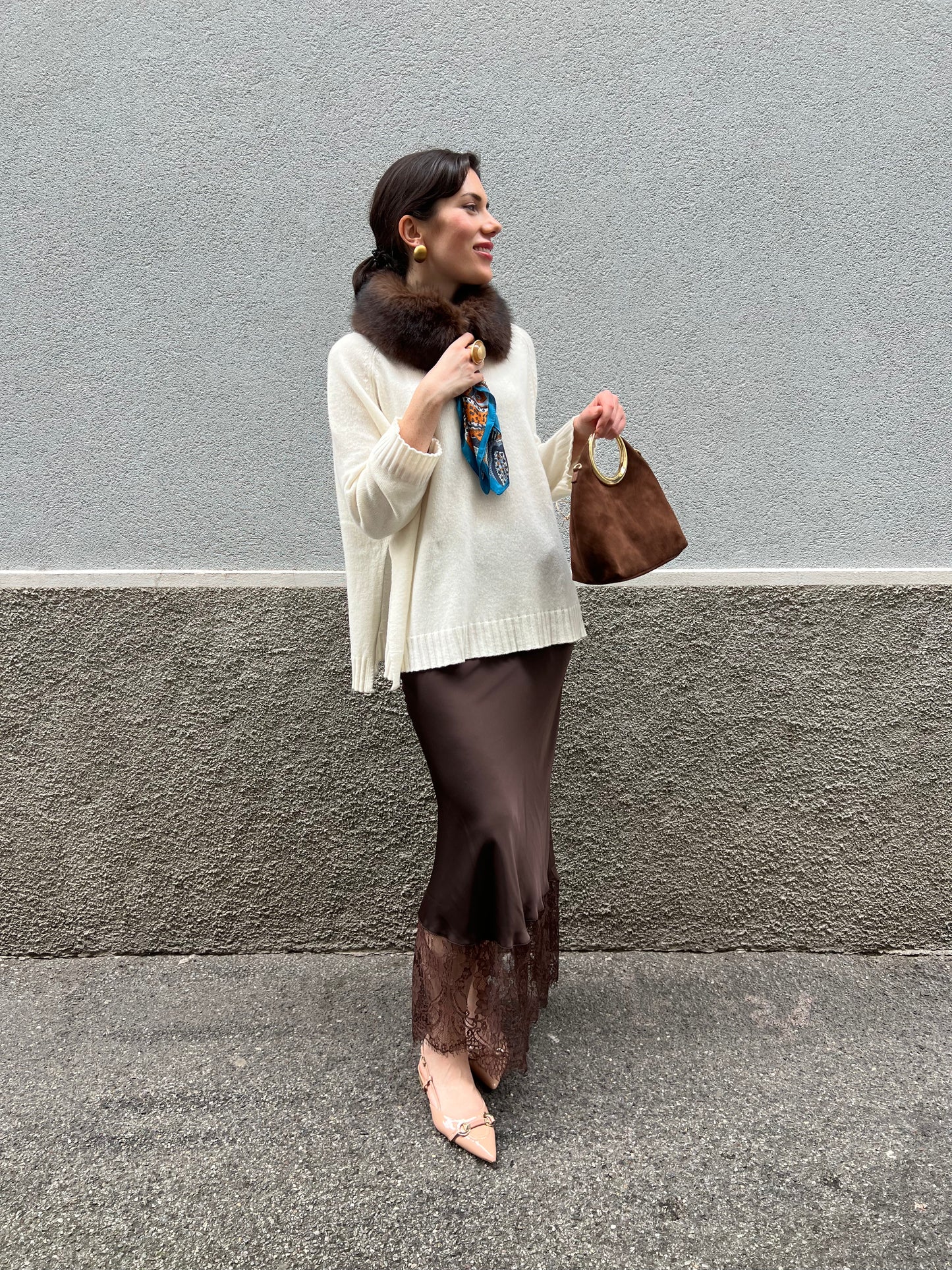 Gonna longuette in satin con pizzo sul fondo