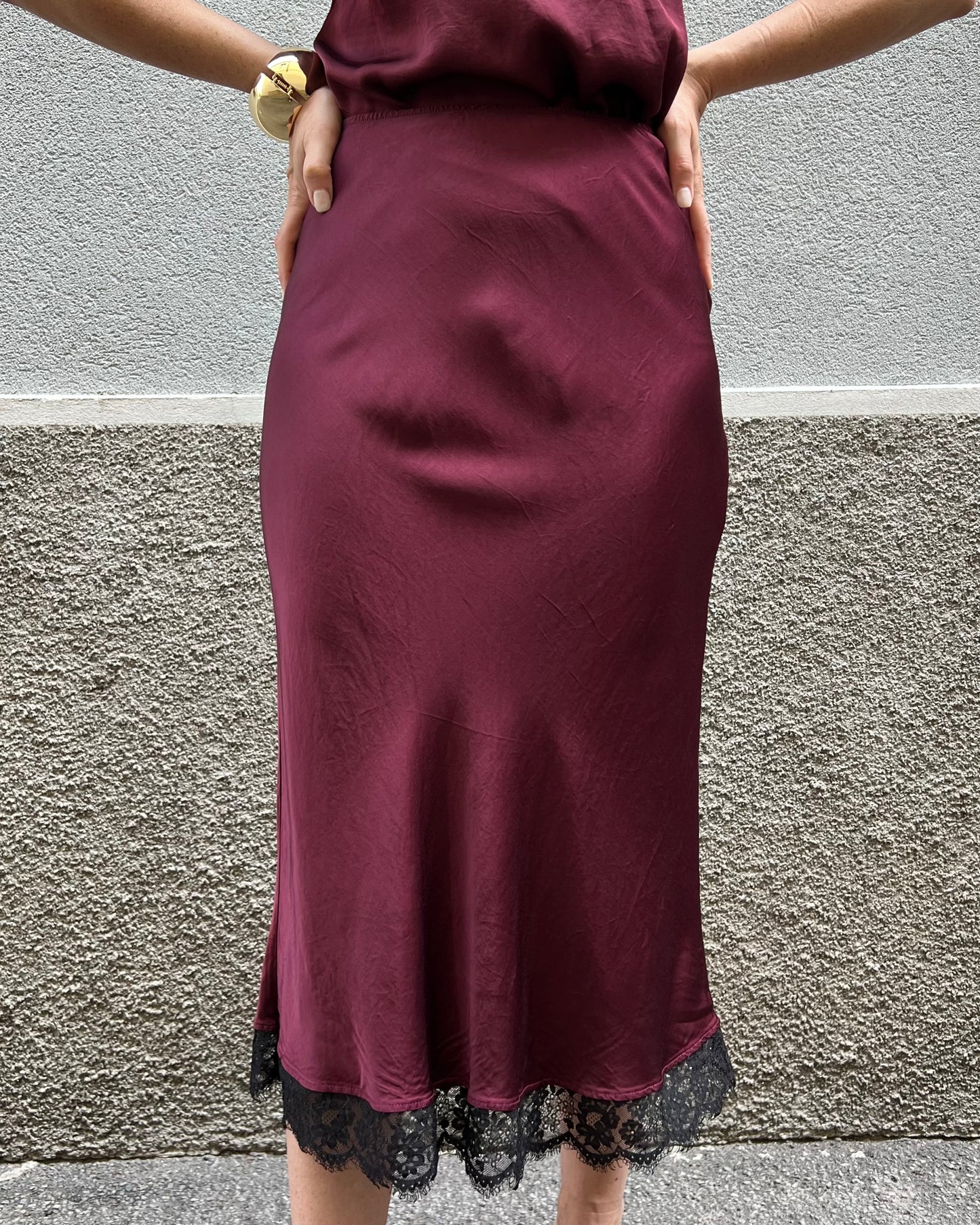 Gonna midi in satin con pizzo sul fondo