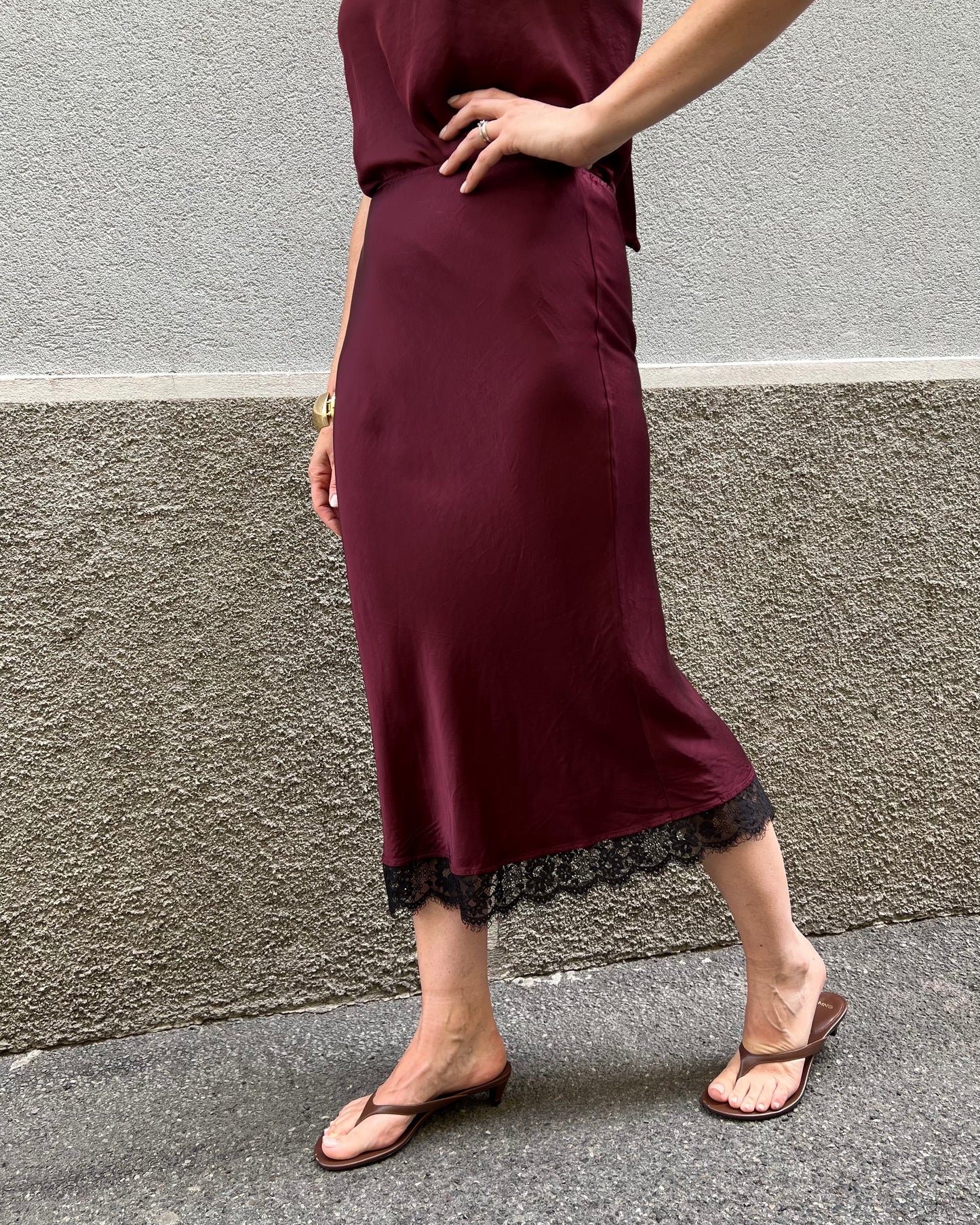 Gonna midi in satin con pizzo sul fondo