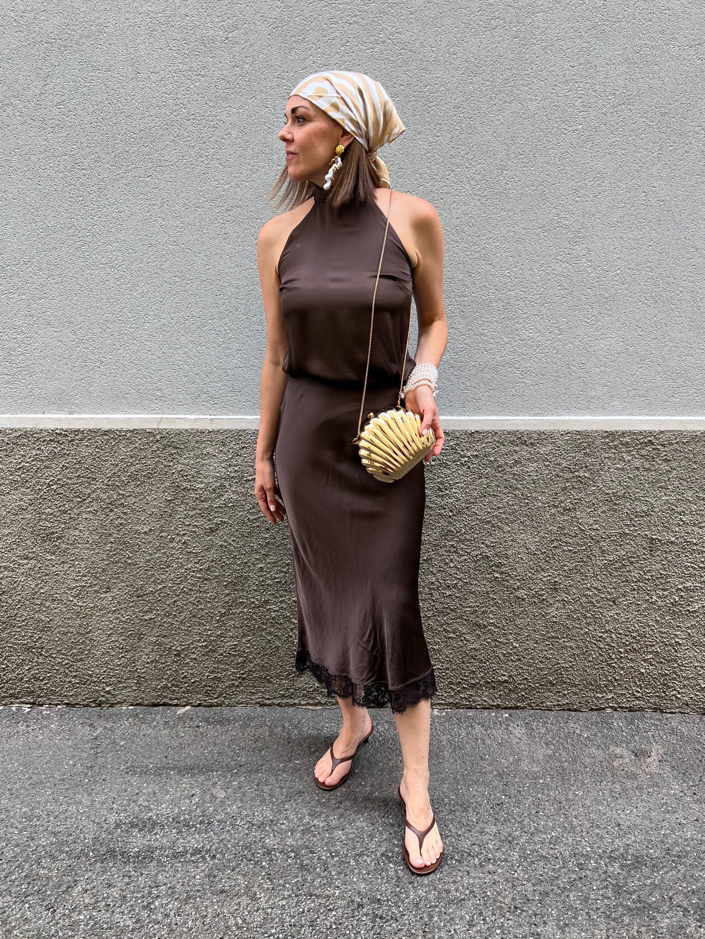 Gonna midi in satin con pizzo sul fondo