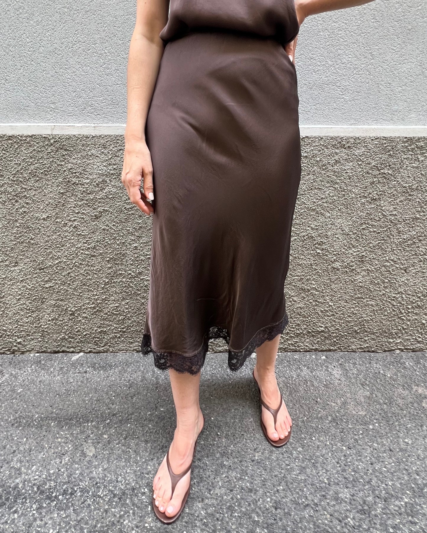 Gonna midi in satin con pizzo sul fondo