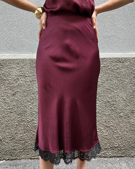 Gonna midi in satin con pizzo sul fondo