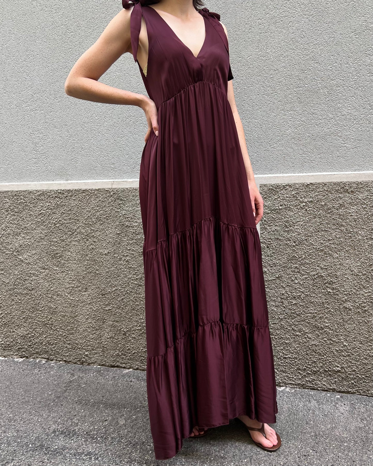 Maxi dress a balze e scollo a V profondo